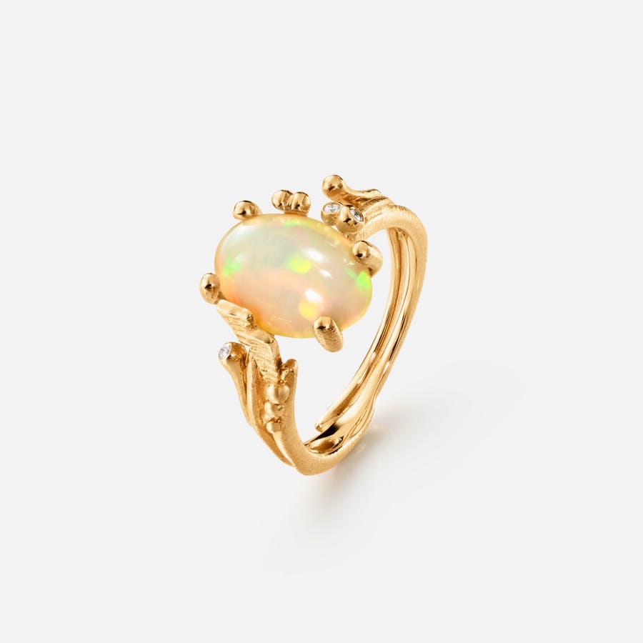 BoHo ring lille i rødguld med opal og diamanter | Ole Lynggaard Copenhagen