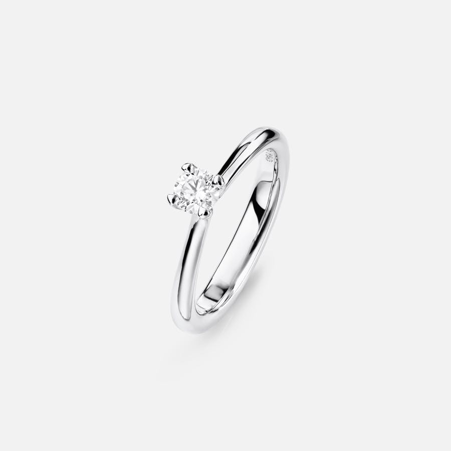 Klassisk Solitaire ring i 18k Hvidguld med en Brilliantslebet Centerdiamant | Ole Lynggaard Copenhagen