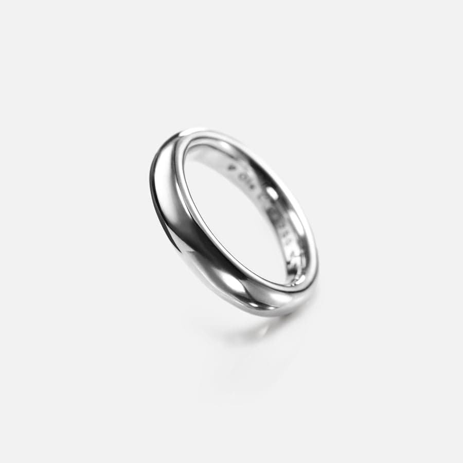 The Ring, 5mm aus poliertem Weißgold  |  Ole Lynggaard 
