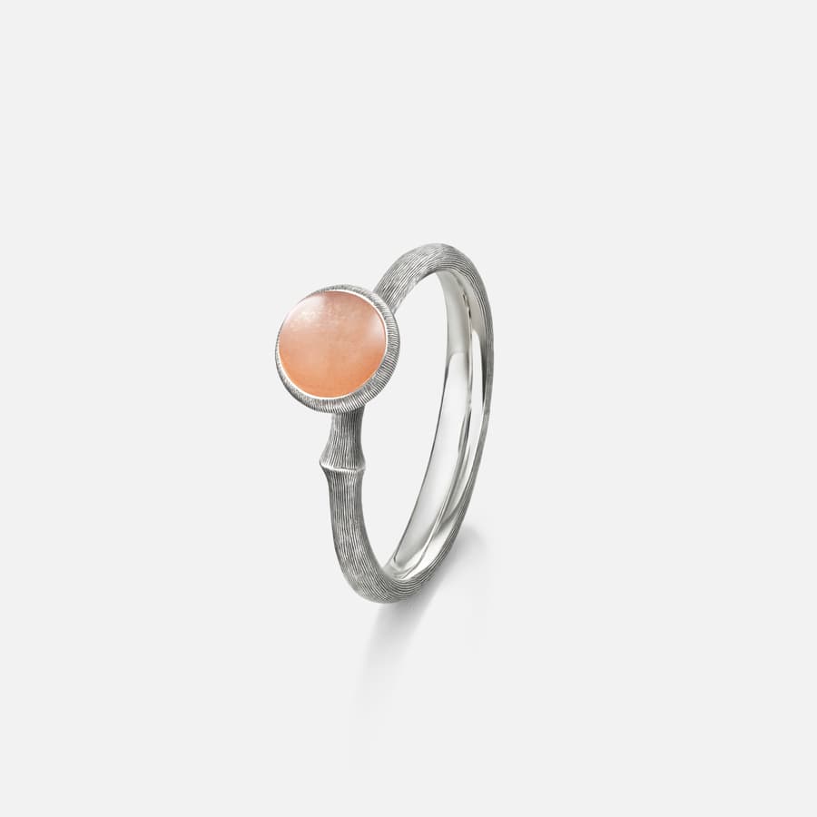 Lotus Ring Größe 0 in oxidiertem Sterlingsilber mit Blush Mondstein | Ole Lynggaard Copenhagen