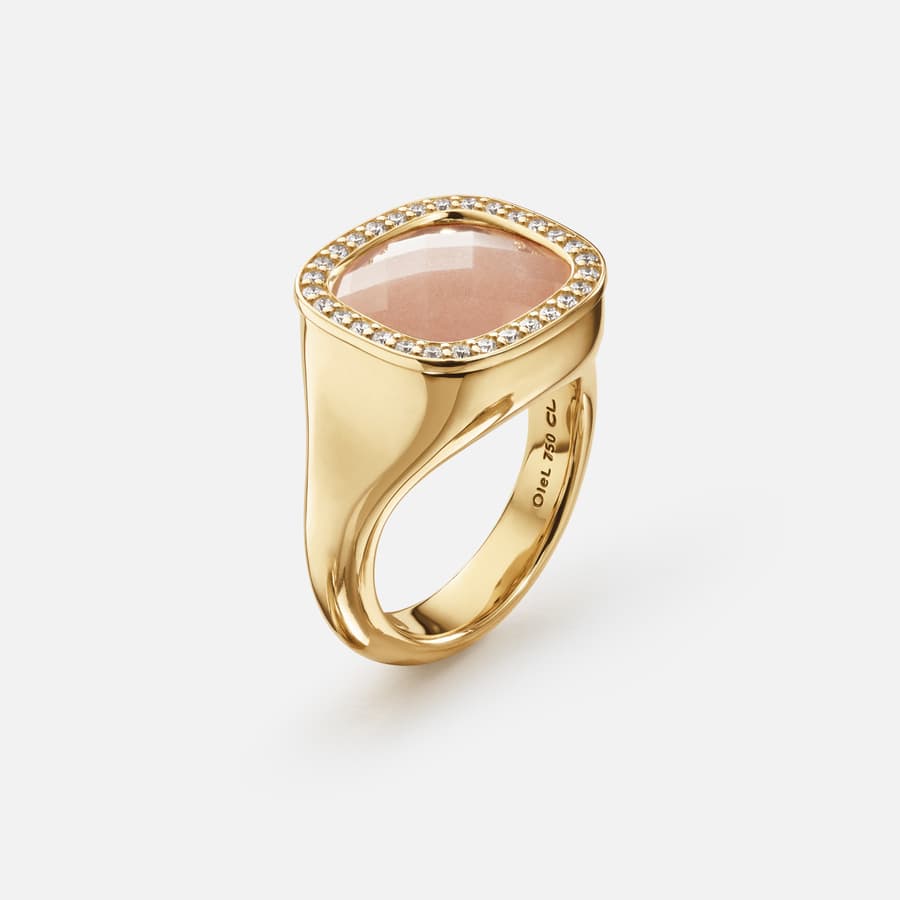 Bague Cushion en Or Jaune 18 Carats, Diamants et Pierre de Lune Rosée  |  Ole Lynggaard Copenhagen 