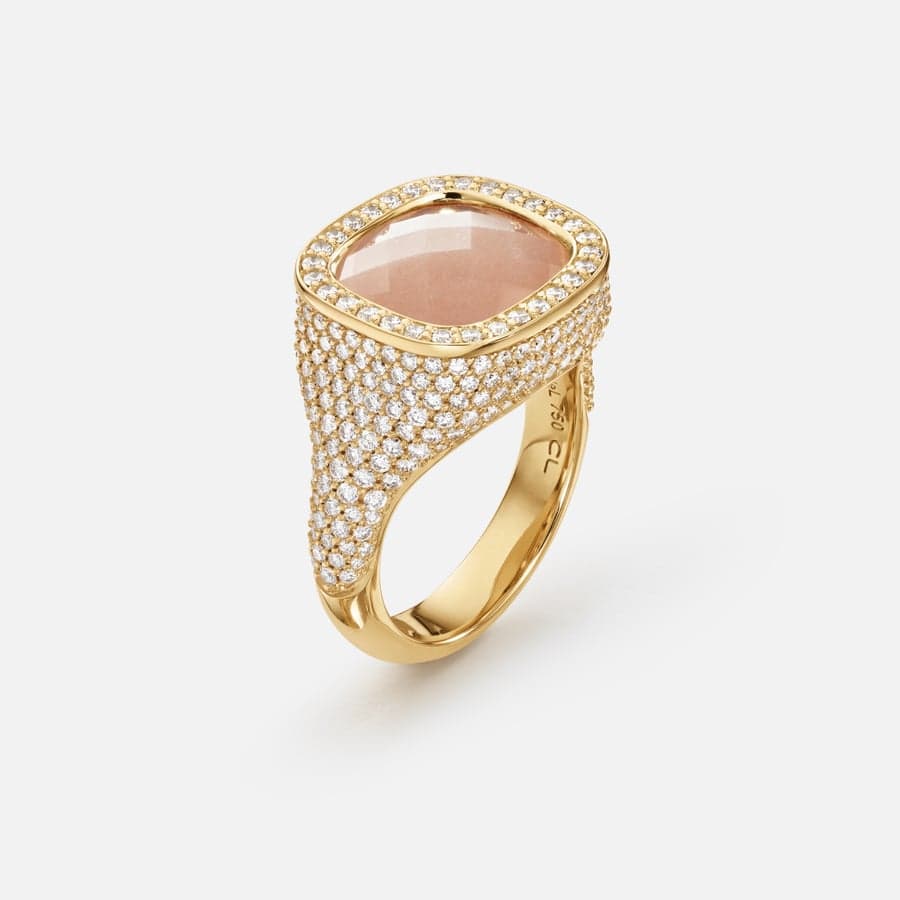 Cushion ring in 750/- Gelbgold, Diamanten & rötlichem Mondstein  |  Ole Lynggaard Copenhagen 