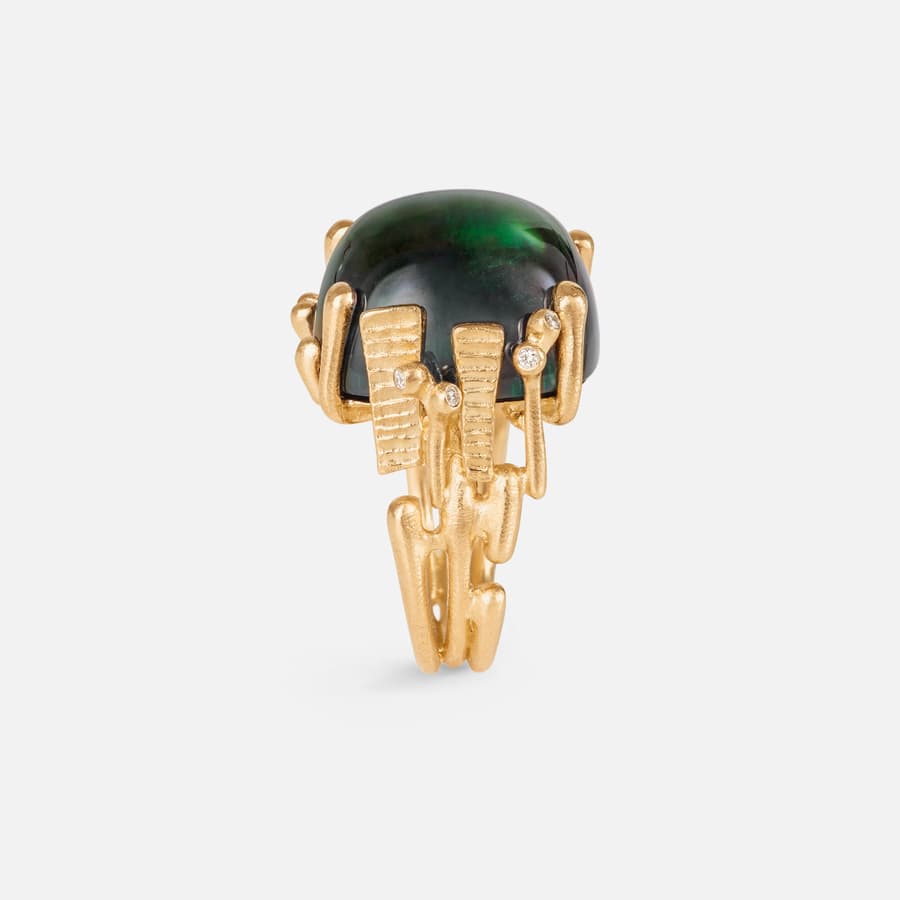 BoHo-Ring, groß, aus Gelbgold mit dunkelgrünem Turmalin und Diamanten | Ole Lynggaard Copenhagen