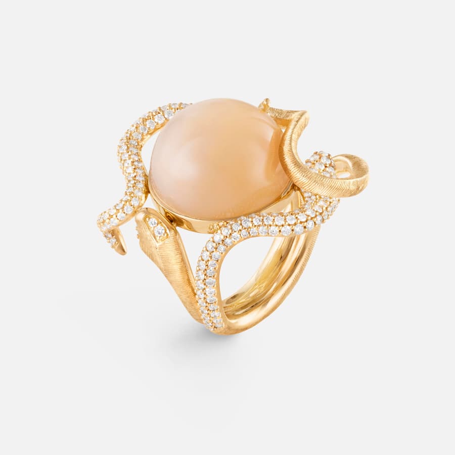 Bague Snakes en Or 18 carats, Pierre de Lune Rosée et Diamants  |  Ole Lynggaard Copenhagen 