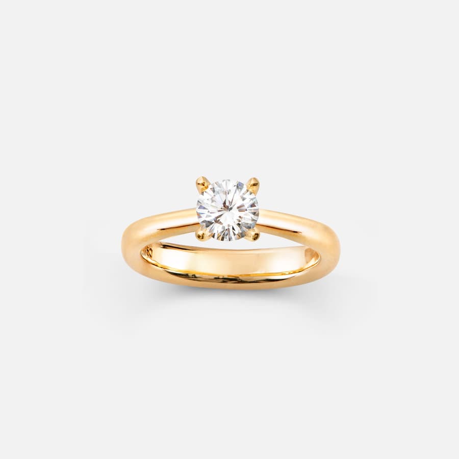 Classic Solitaire Ring schwer in Gelbgold mit einem Diamanten im Brillantschliff | Ole Lynggaard Copenhagen