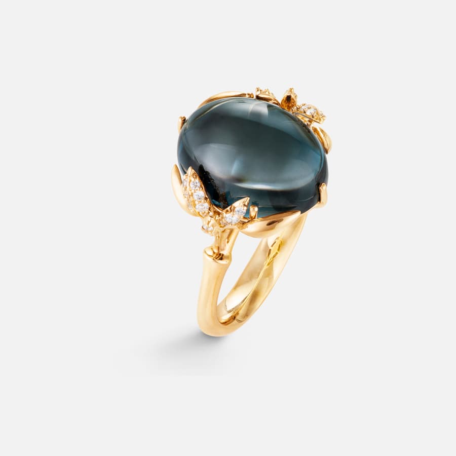 Winter Frost ring i 18k guld med blå topas og diamanter  |  Ole Lynggaard 