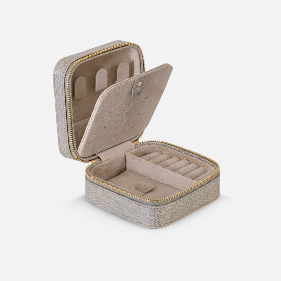 Jewellery Box in Beige, 100% Raw Silk l Ole Lynggaard Copenhagen 