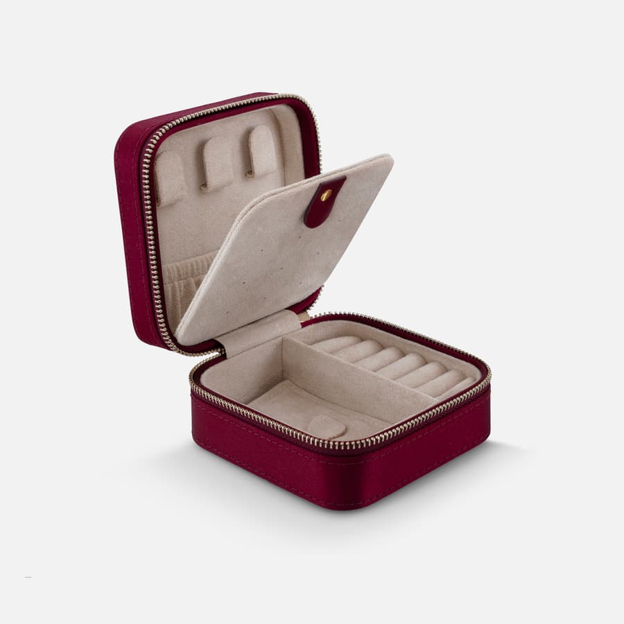 Burgundy-Red Jewellery Box in Silk with Zipper    |  Ole Lynggaard Copenhagen 