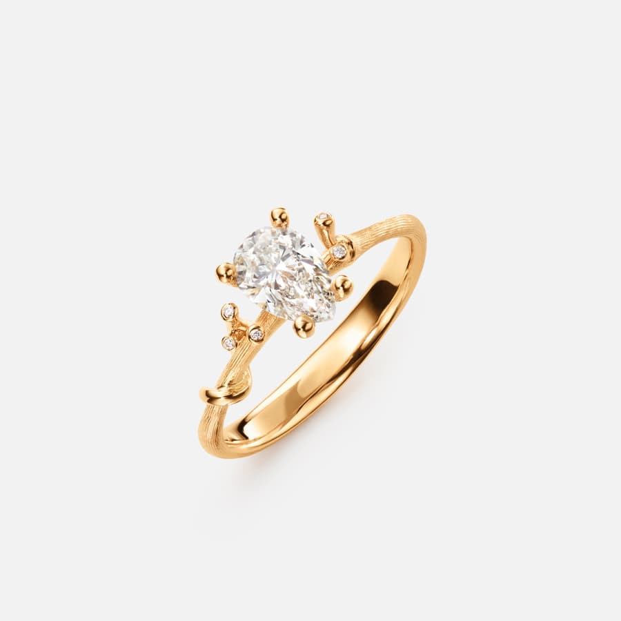 Solitaire Nature en Or 18 carats avec Diamant central taille poire et 5 petits Diamants blancs | Anneau fin | Ole Lynggaard