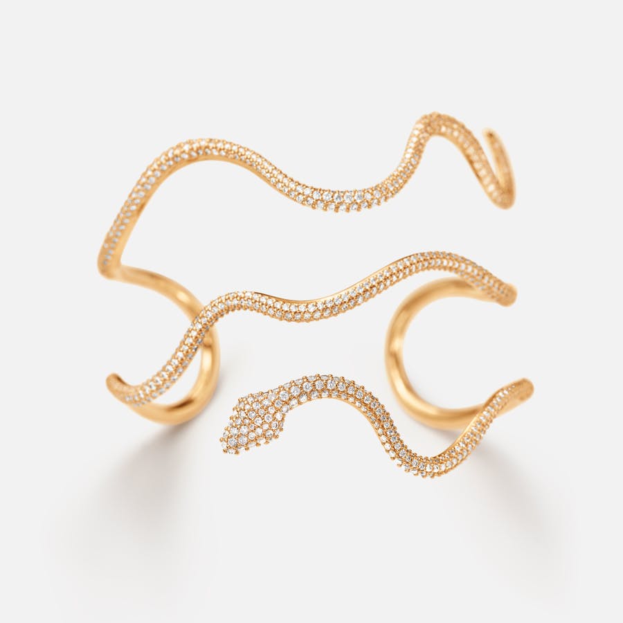 Snakes-Armreif aus 18-karätigem Gelbgold mit Diamanten in Pavé-Fassung | OLE LYNGGAARD COPENHAGEN