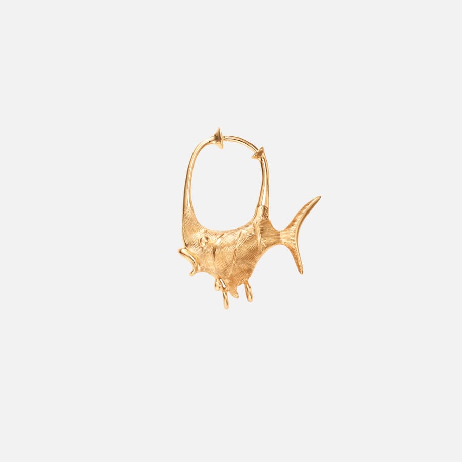 Young Fish earring small in 18 karat yellow gold | OLE LYNGGAARD COPENHAGEN	