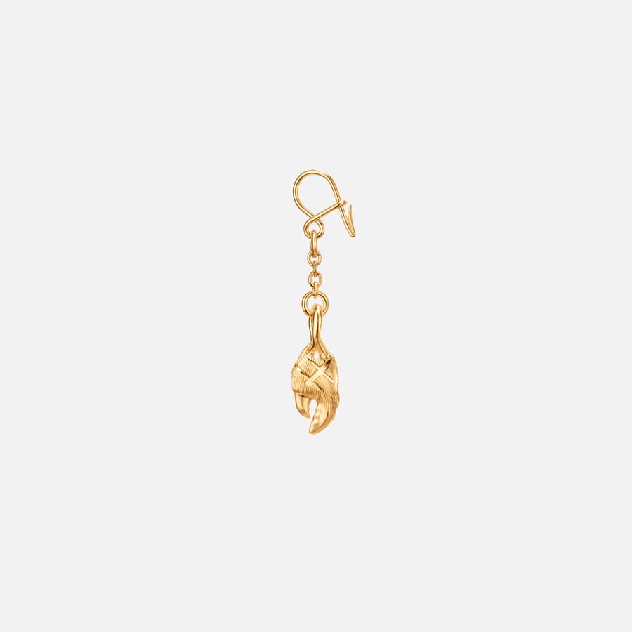 Pendentif de boucle d’oreille Claw Young Fish en or jaune 18 carats | OLE LYNGGAARD COPENHAGEN