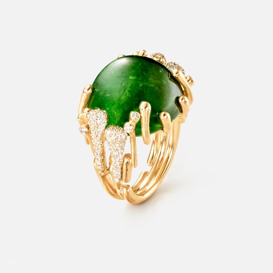 BoHo ring i rødguld med en grøn turmalin og diamanter i pavé | Ole Lynggaard 