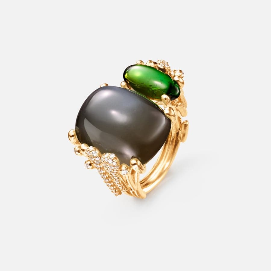 Dobbelt BoHo-ring i 18 karat guld med grå månesten, grøn turmalin og diamanter i pavé | Ole Lynggaard 