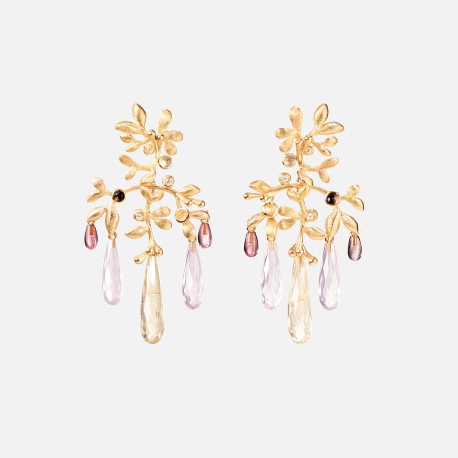 Gipsy-Ohrringe, mittelgroß, in Gelbgold mit Rutilquarz, rosa Pfirsich-Turmalinen, Rosenquarz, Rauchquarz und Diamanten im Brillantschliff | Ole Lynggaard