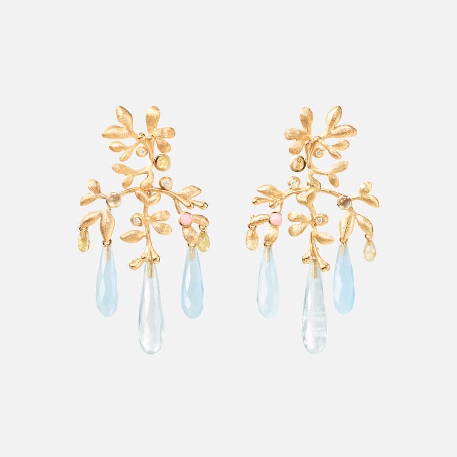 Boucles d’oreille moyennes Gipsy en or jaune avec quartz rutile, opale rose, quartz rose, aigues-marines bleues, aigue-marine verte et diamants taille brillant | Ole Lynggaard