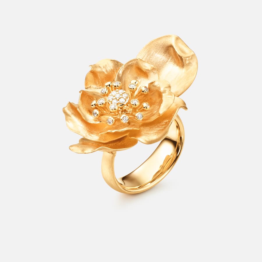 Wild Rose ring large in 18 karat yellow gold and diamonds | Ole Lynggaard