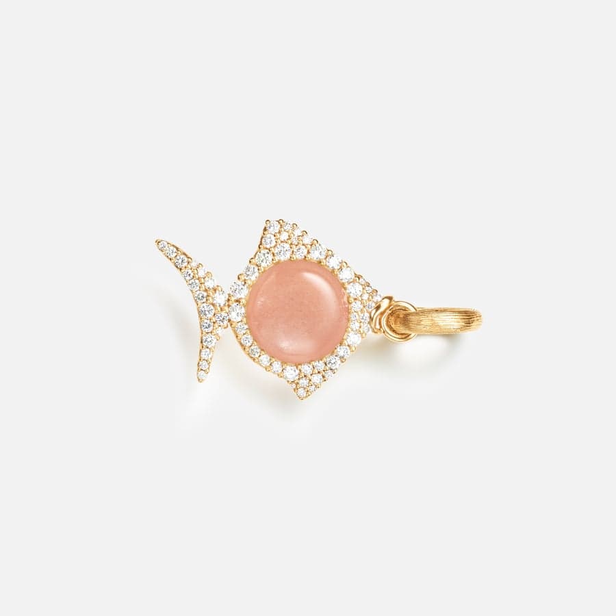 Young-Fish-Charm aus 18-karätigem Gelbgold mit Blush-Mondstein und Pavé-Diamanten | Ole Lynggaard