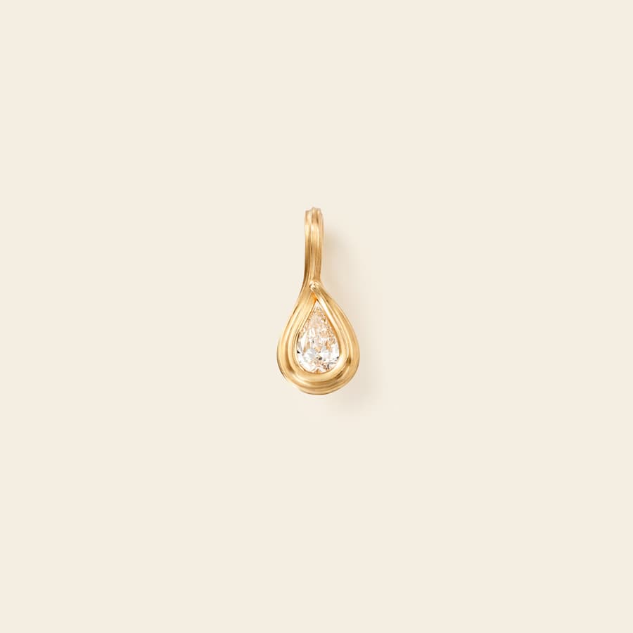 Ocean Drop solitaire pendant in 18 karat yellow gold with a diamond | Ole Lynggaard