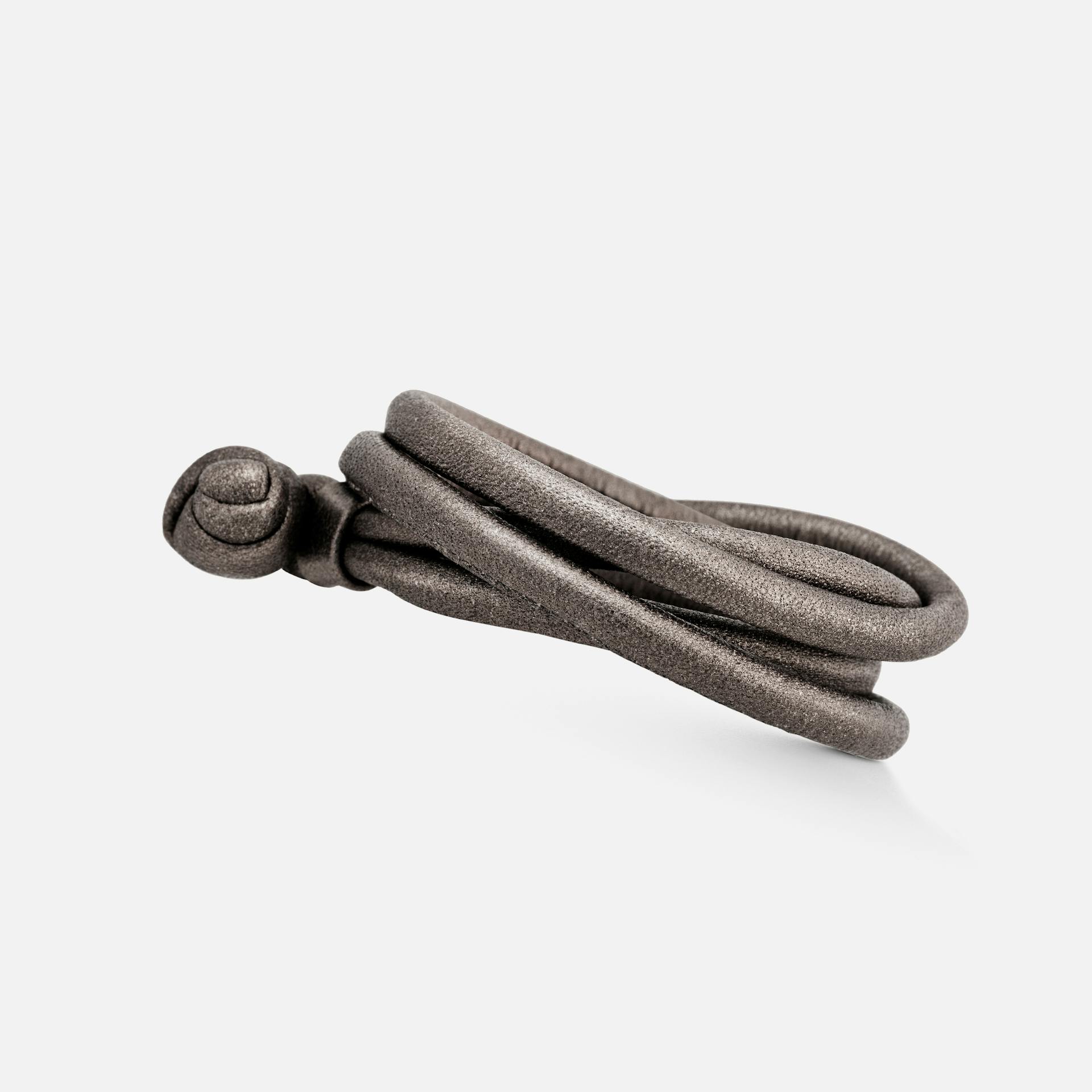 Metallicfarvet læderarmbånd til charms og vedhæng | Ole Lynggaard Copenhagen