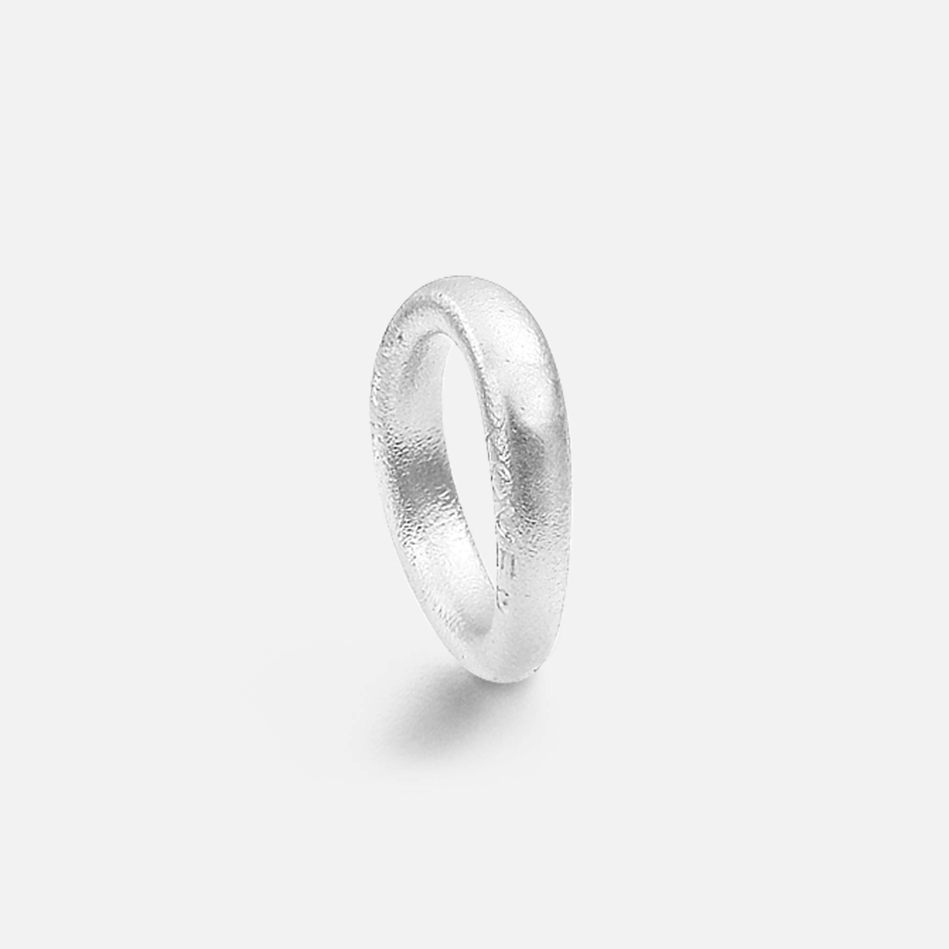 Love ring nr. 4 i 18 karat hvidguld | Ole Lynggaard Copenhagen