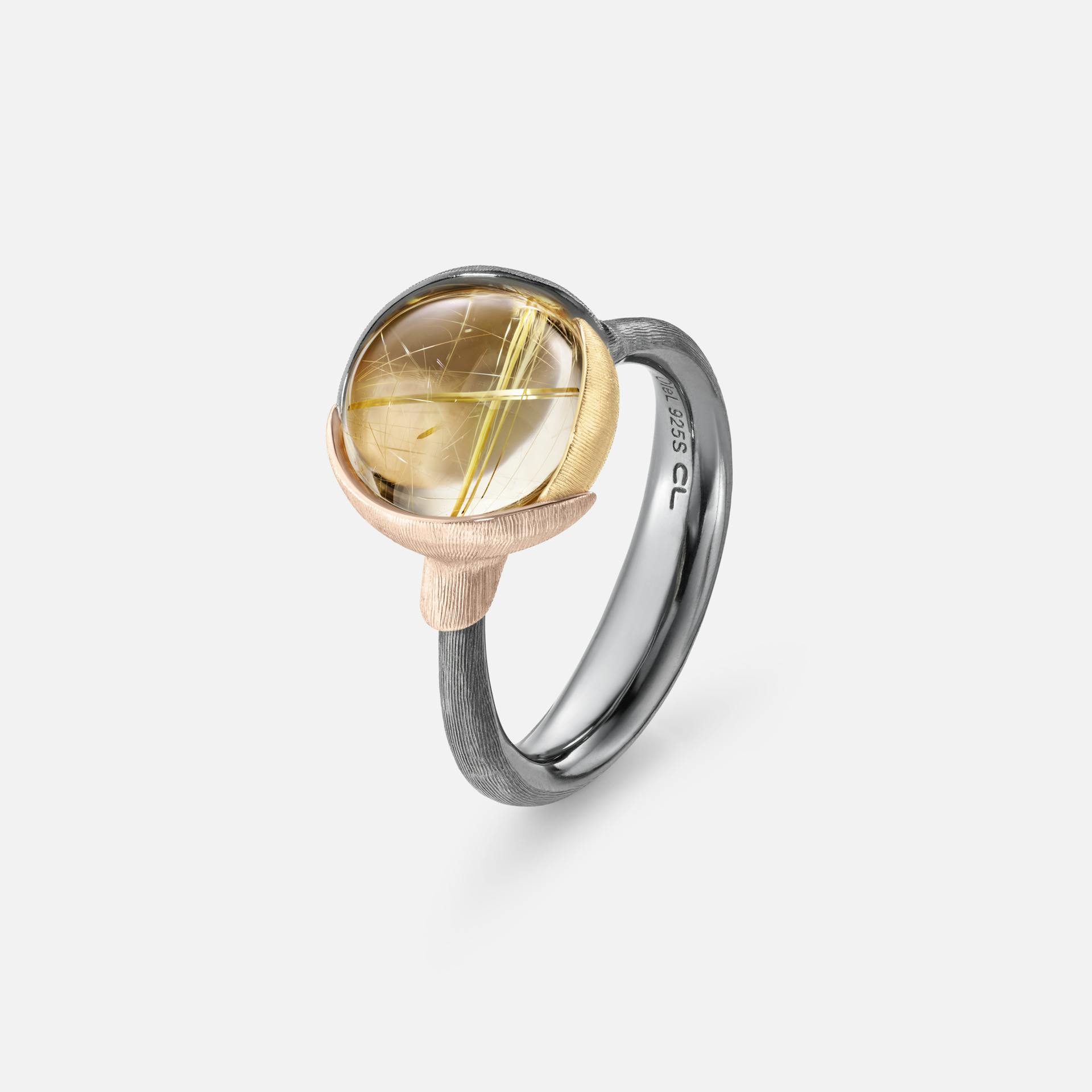 Lotus-ring størrelse 2 i guld og oxideret sterlingsølv med rutilkvarts | Ole Lynggaard Copenhagen