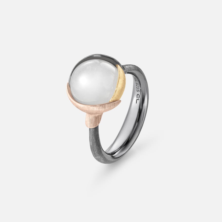Lotus Ring in Größe 2 in Gold & oxidiertem Sterlingsilber mit weißem Mondstein | Ole Lynggaard Copenhagen