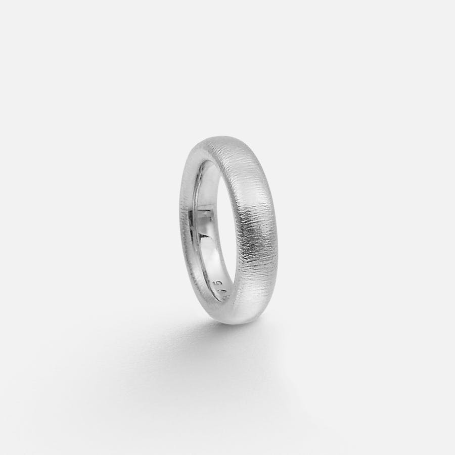 The Ring, Largeur de 5 mm en Or Blanc Martelé  |  Ole Lynggaard Copenhagen 
