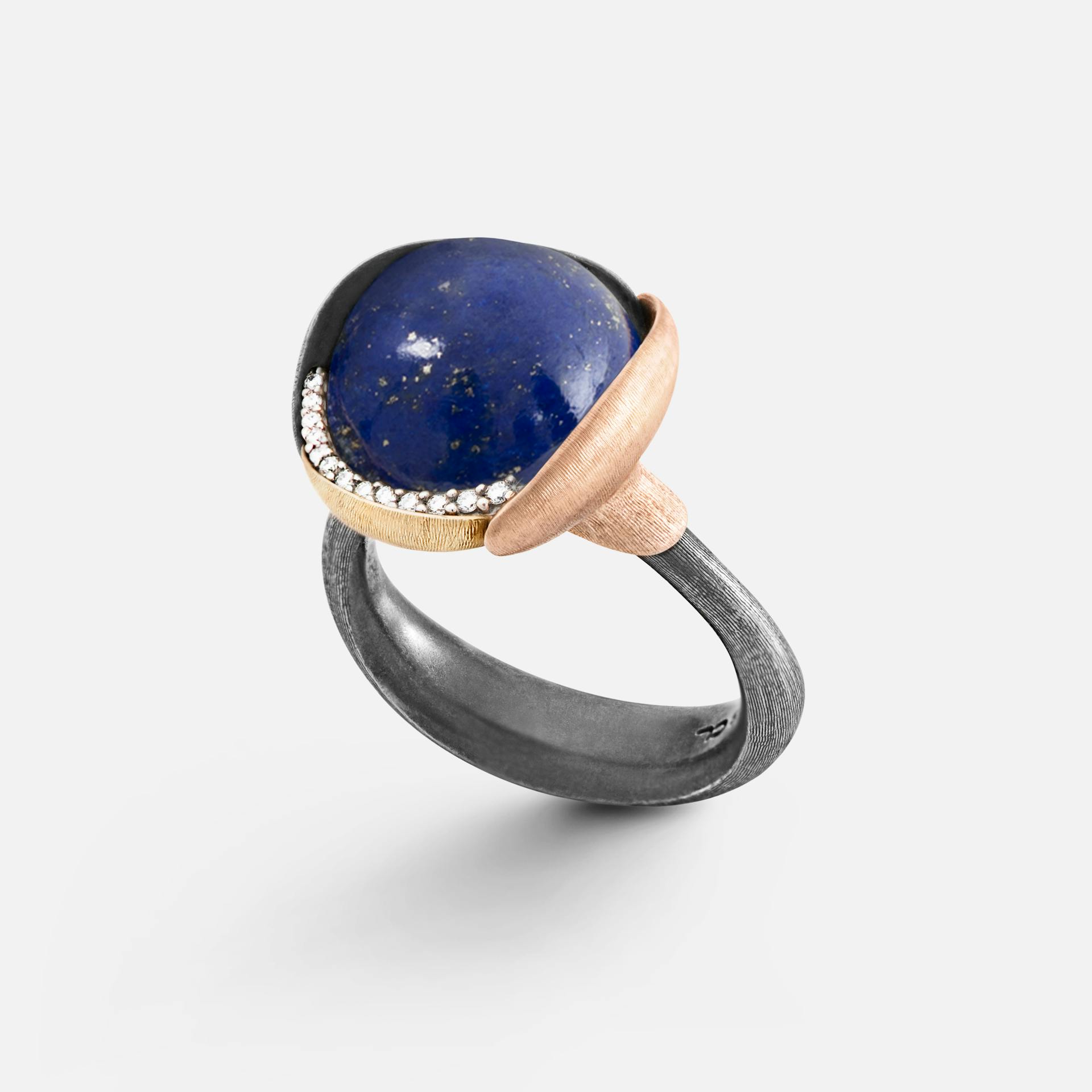 Ole Lynggaard Copenhagen Lotus-ring i guld og sterlingsølv med diamanter og lapis lazuli 