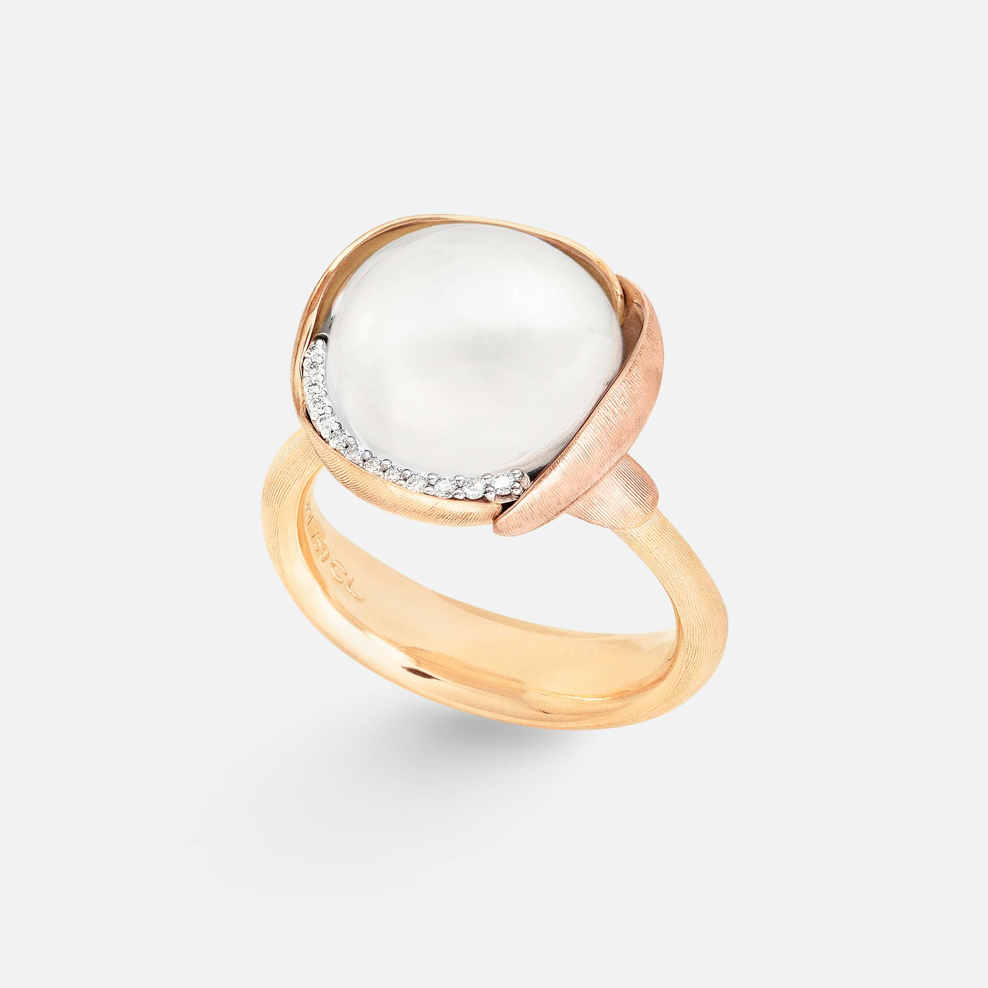 Lotus-ring 3 i gult guld og rosaguld med diamanter og hvid månesten | Ole Lynggaard Copenhagen