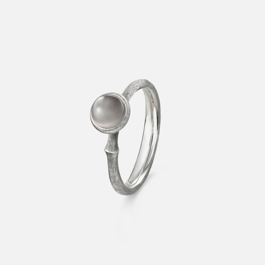 Lotus Ring Größe 0 in oxidiertem Sterlingsilber mit grauem Mondstein | Ole Lynggaard Copenhagen