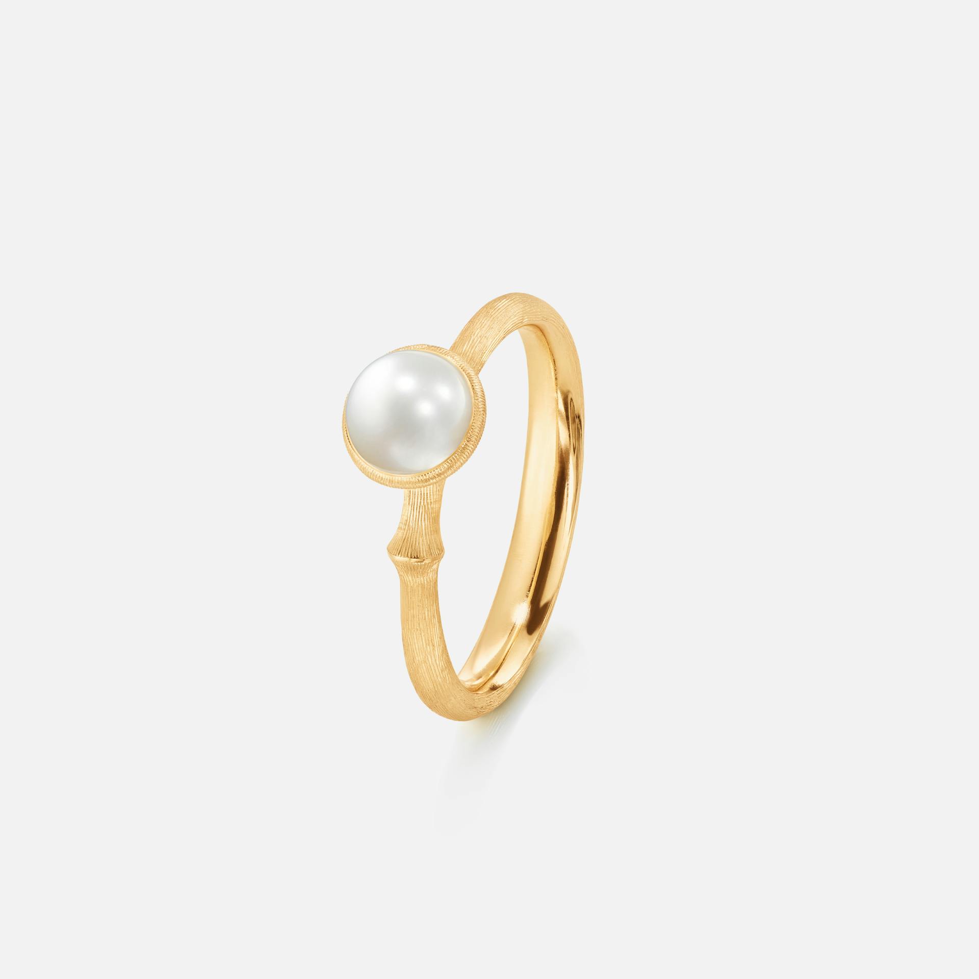 Lotus-ring størrelse 0 i 18 karat gult guld med en hvid perle | Ole Lynggaard Copenhagen