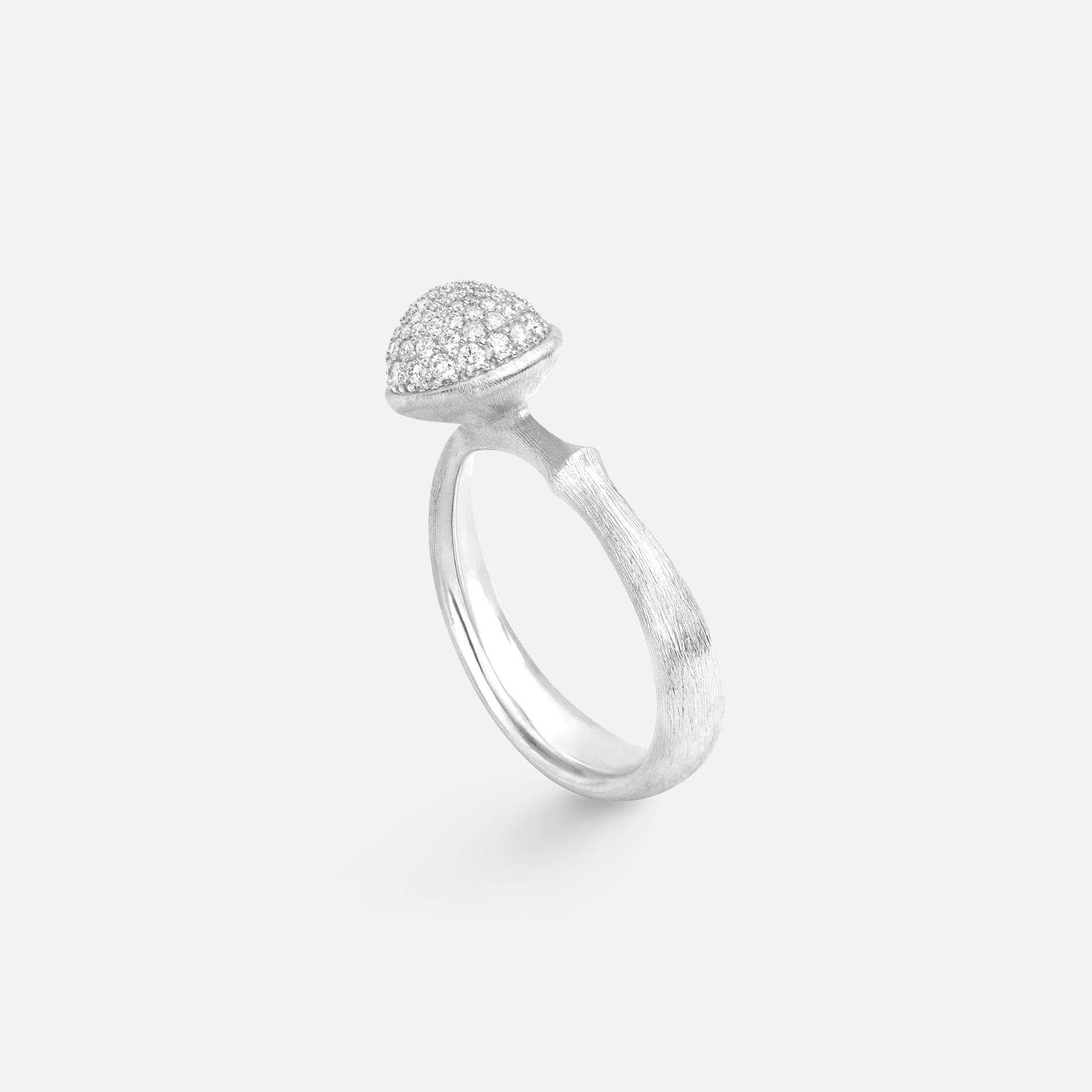 Lotus-ring medium i 18 karat hvidguld med diamanter | Ole Lynggaard Copenhagen