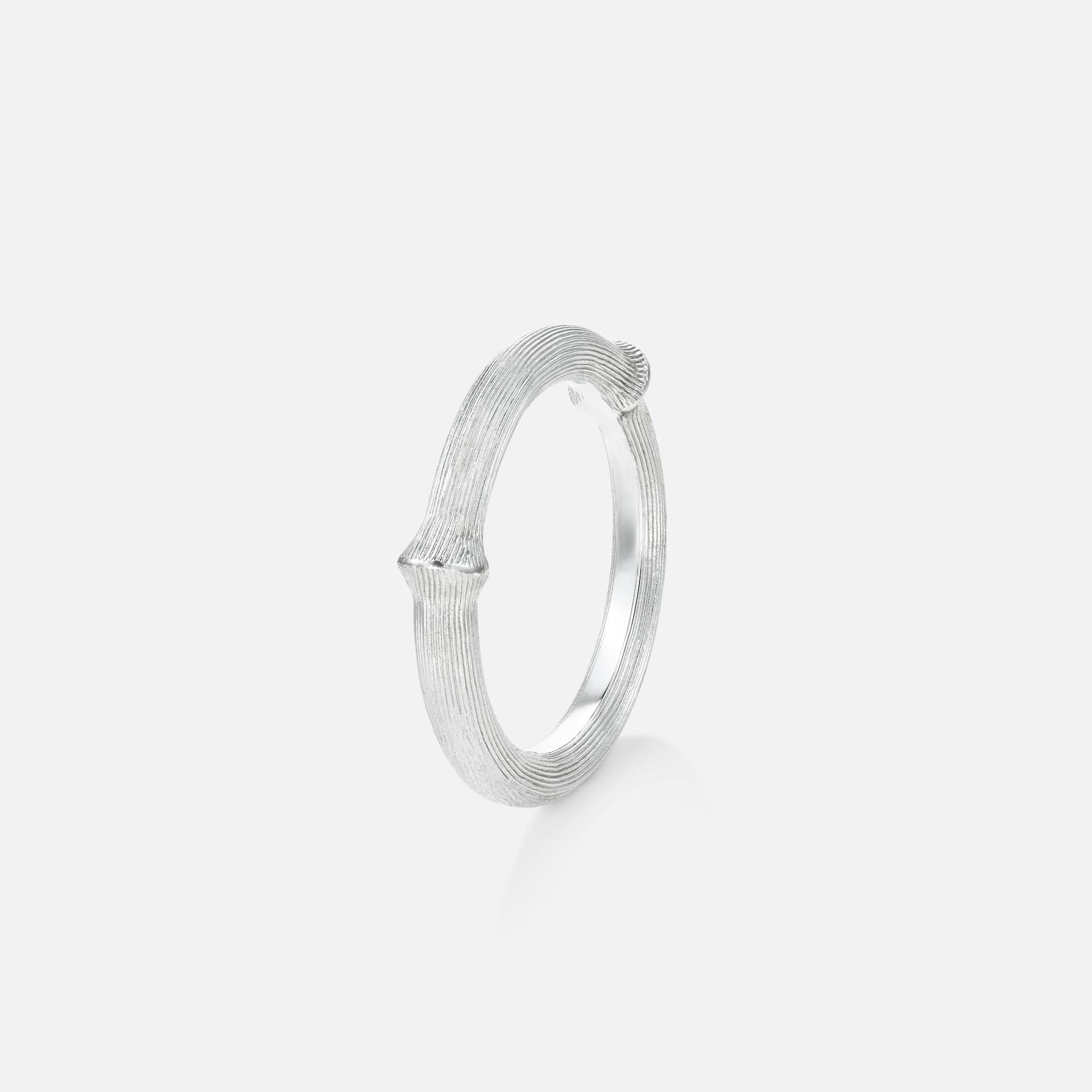 Nature ring III i 18 karat hvidguld | Ole Lynggaard Copenhagen