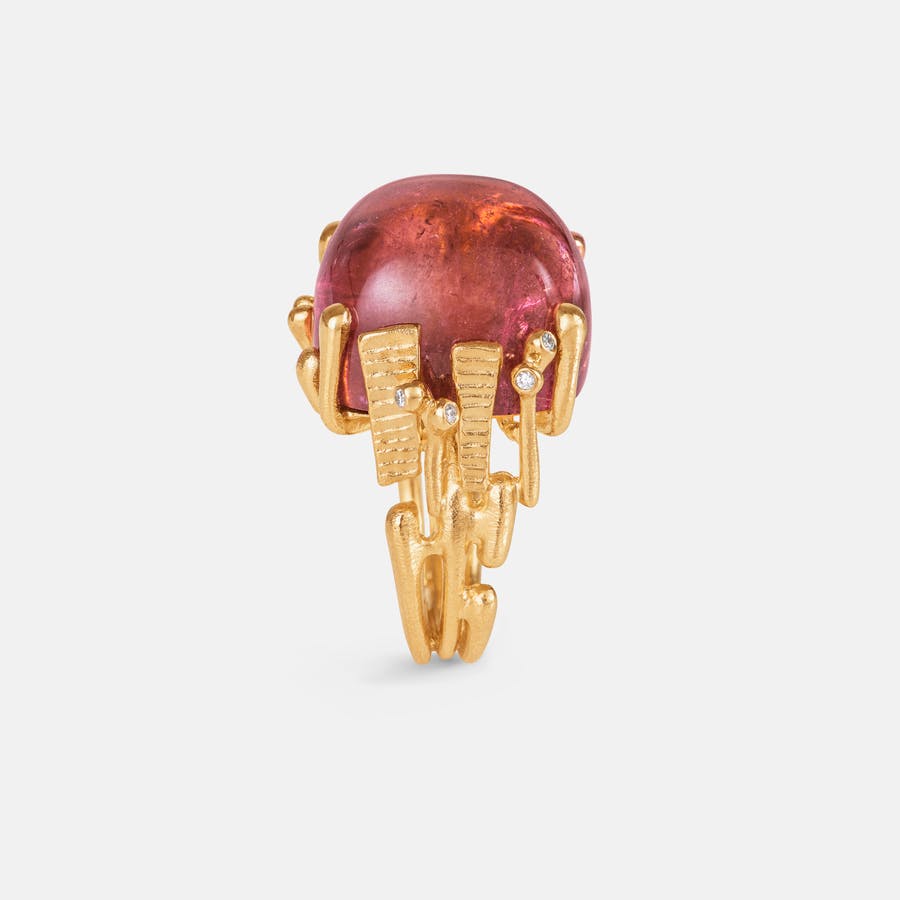 BoHo ring stor i guld med ceriserød turmalin og diamanter | Ole Lynggaard Copenhagen