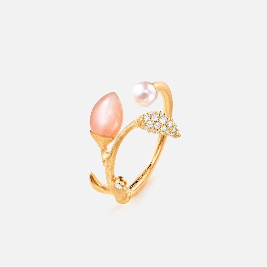 Blooming ring i guld med diamanter, perle og blush månesten | Ole Lynggaard Copenhagen