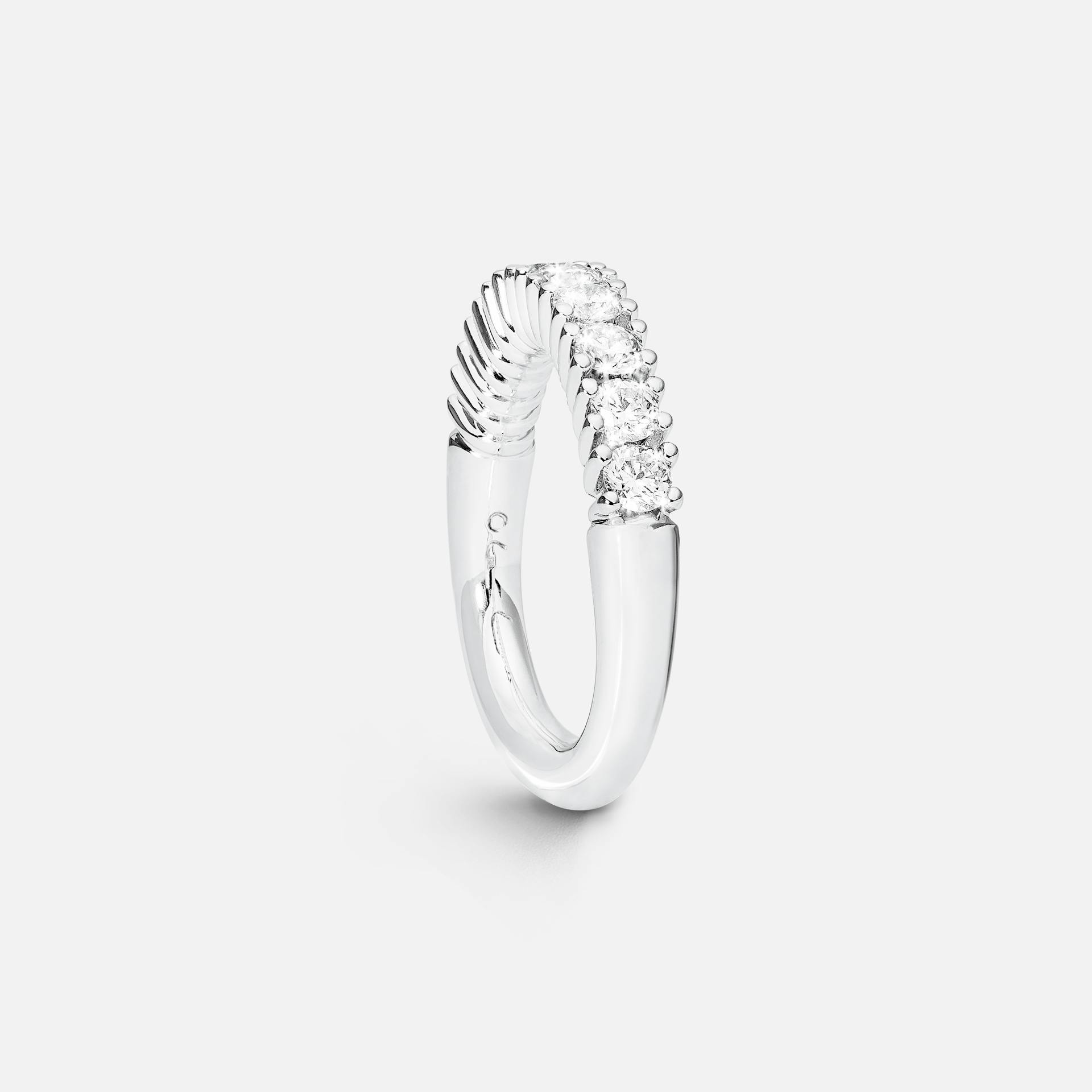 Celebration ring 18k blankt hvidguld med diamanter 0,72 ct. TW.VS. 
