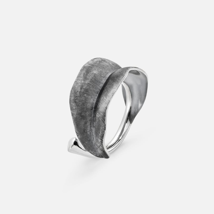 Leaves Collection ring in oxidiertem Sterlingsilber  |  Ole Lynggaard Copenhagen
