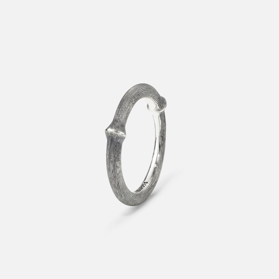 Nature ring III in oxidiertem Sterlingsilber  |  Ole Lynggaard Copenhagen