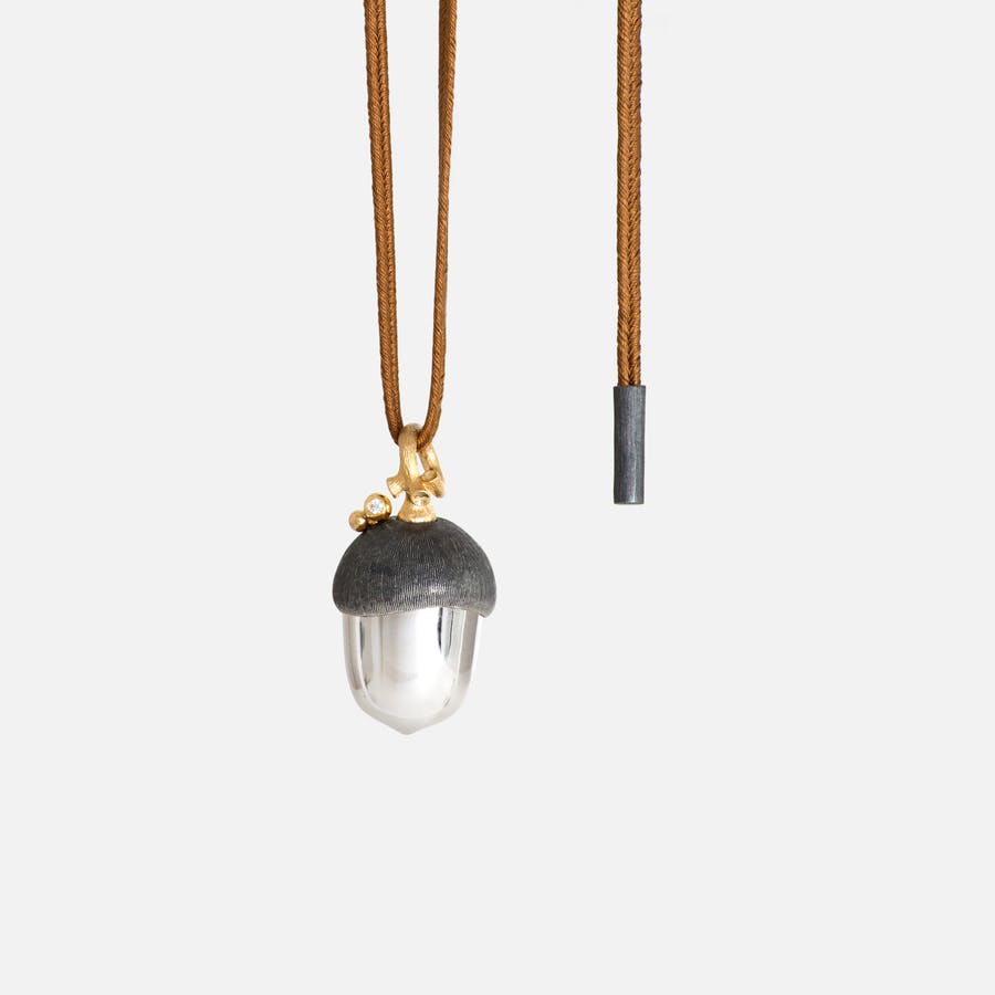 Seidene Halskettenschnur mit Endstücken in oxidiertem Sterlingsilber  |  Ole Lynggaard Copenhagen    