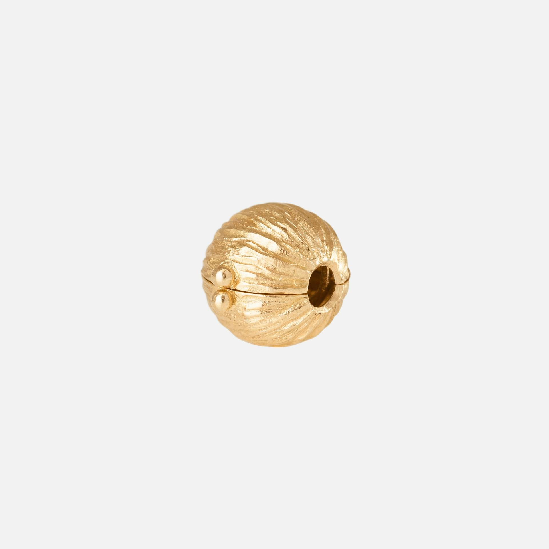 Nature Globe Clasp Small in 18 Karat Yellow Gold | Ole Lynggaard Copenhagen