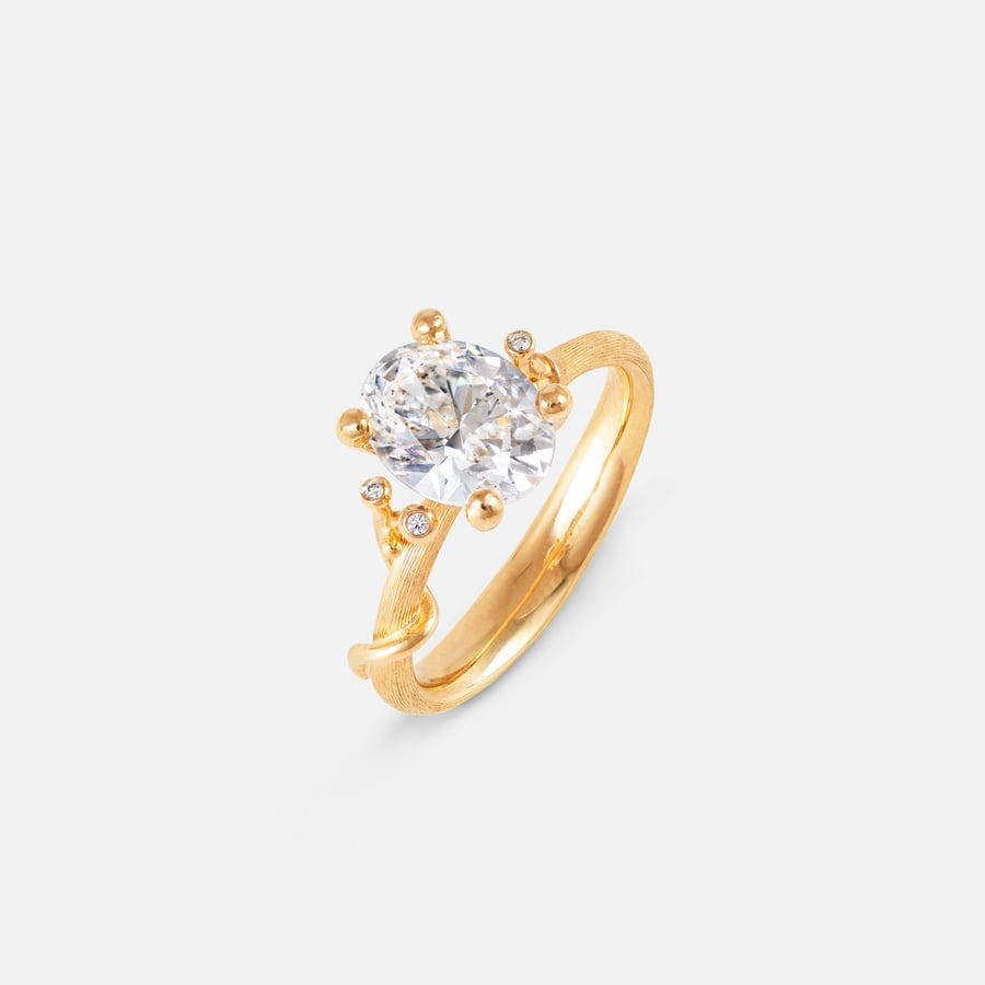 Solitaire ring slank 18k guld besat med oval diamant fra 0,80 ct.
