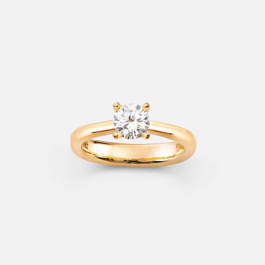 Classic Solitaire Ring schwer in Gelbgold mit einem Diamanten im Brillantschliff | Ole Lynggaard Copenhagen