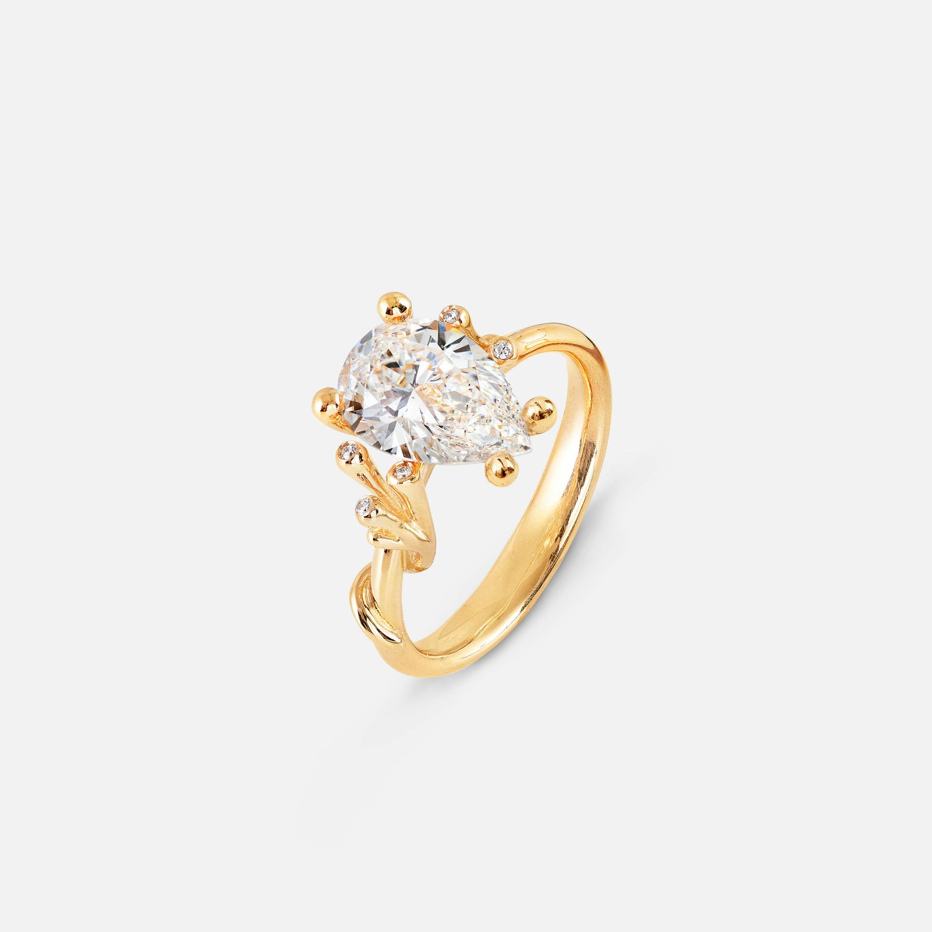 Solitaire necklace 18k guld sat med pæreformet diamant fra 0,80 ct.