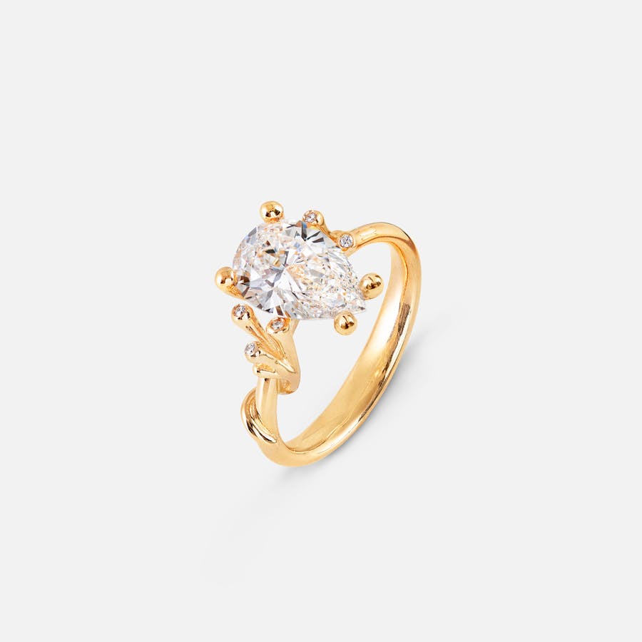 Nature Solitaire Ring in Gelbgold mit einem in Birnenform geschliffenen Diamanten | Ole Lynggaard Copenhagen