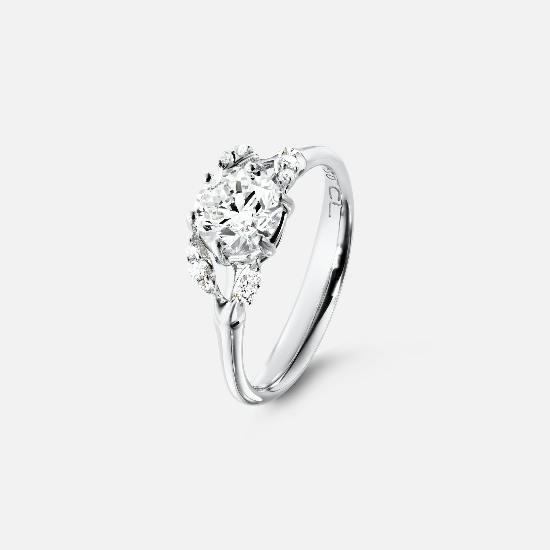 Solitaire ring slim 18k white gold set with a brilliant-cut diamond from 0.80 ct. TW. VS.