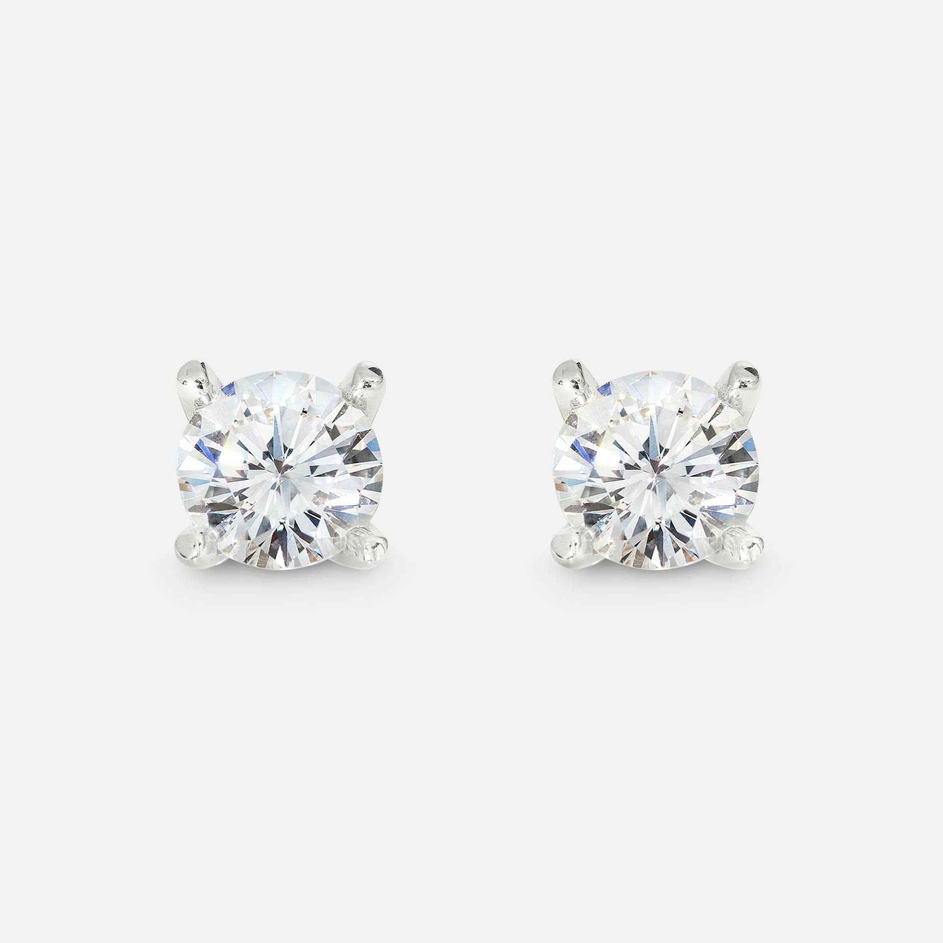 Winter Frost solitaire ring Dummy item for web - earrings solitair PT >0.30ct Platinbesat med en brillantslebet diamant, hver fra 0,30 ct. TW.VS
