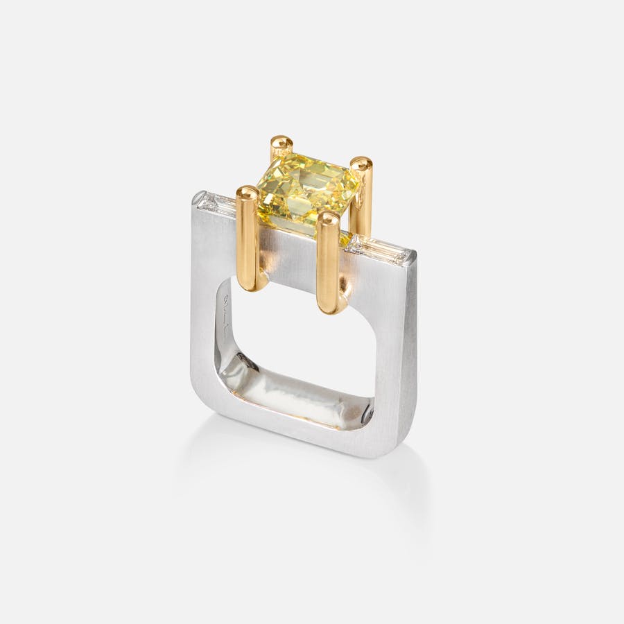 Special piece ring UNIQUE yellow diamond 18k gold with UNIQUE fancy vivid yellow emerald cut diamond and 2 baguette diamonds total 5,5 ct. TW.VS.