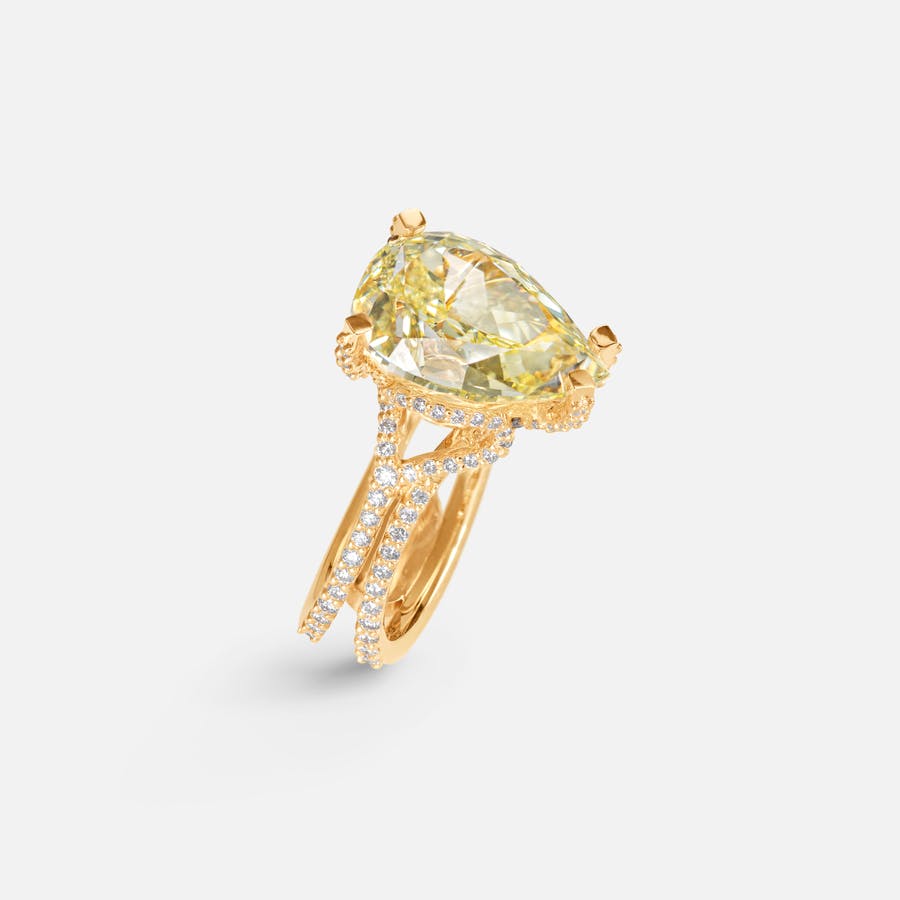 Love band Solitaire UNIKA gul diamant 18k guld med UNIKA fancy gul pæreformet diamant og 128 diamanter 5,53 ct. TW.VS.
