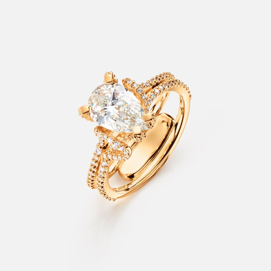 Love Bands Solitaire Ring aus 18 Karat Gold mit einem birnenförmigen Diamanten und 121 Pavé-Diamanten | Ole Lynggaard Copenhagen